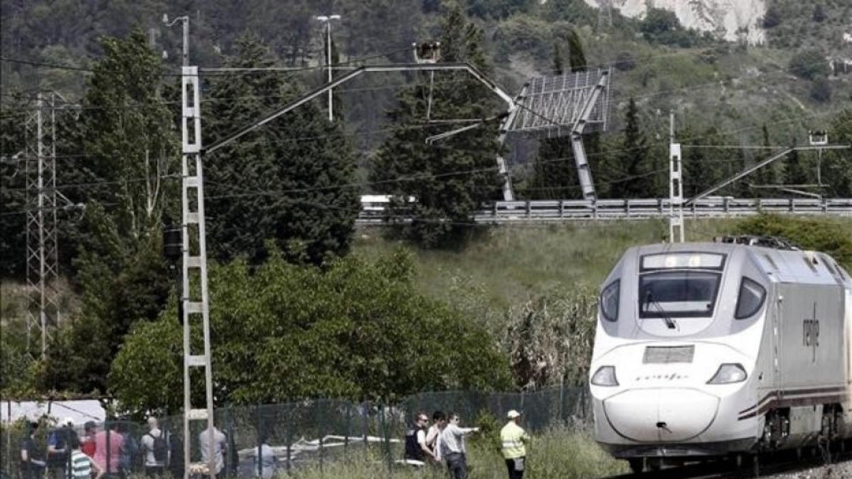 Efectivos de la Policía Foral, en el lugar del accidente.