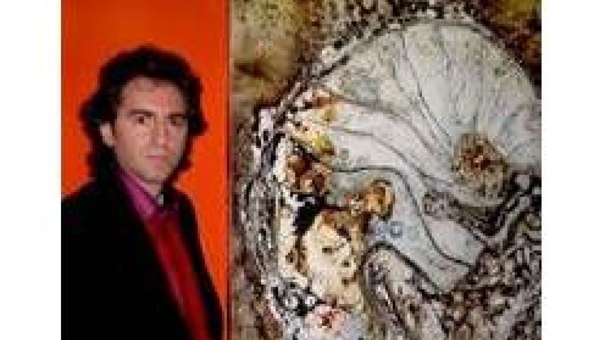 El artista catalán Josep Sanou posa junto a una de sus obras