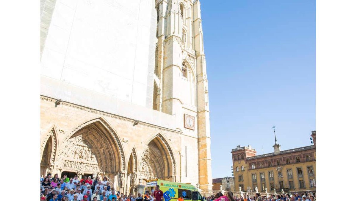El Corro de San Froilán reunió a un gran número de luchadores a los pies de la catedral. FERNANDO OTERO