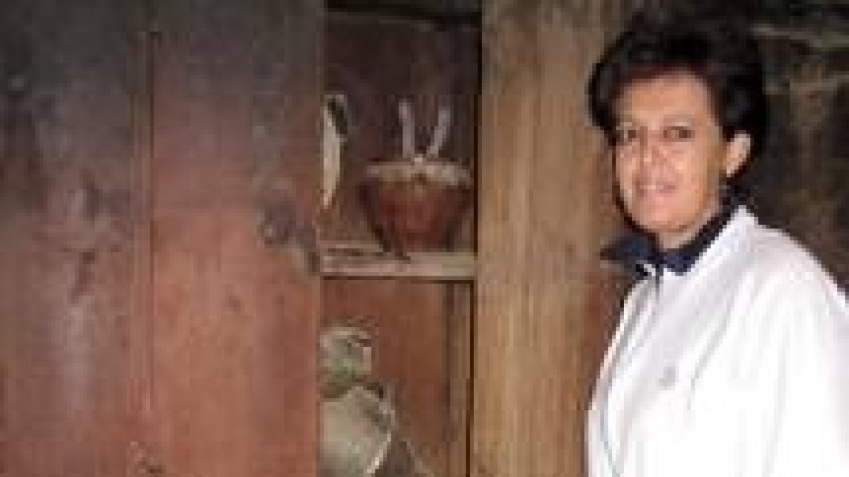 Carmen Robla, junto al armario en el que encontró la granada italiana