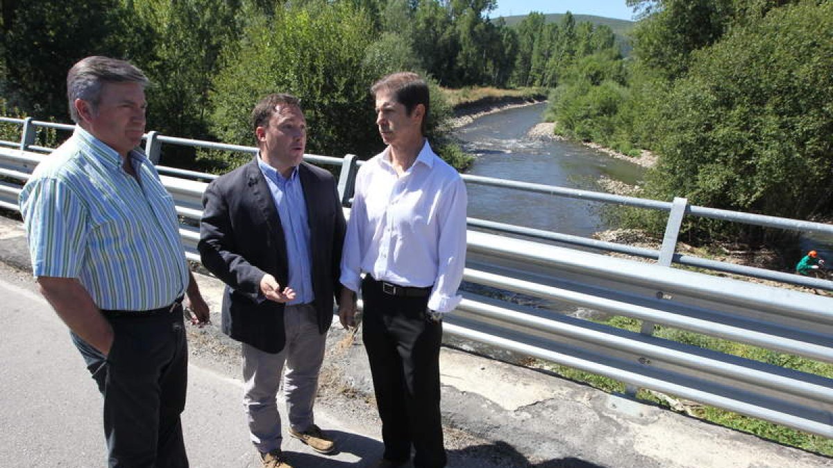 El presidente de la confederación, Francisco Marín, a la derecha, observa el plan de restauración en el río Cúa.