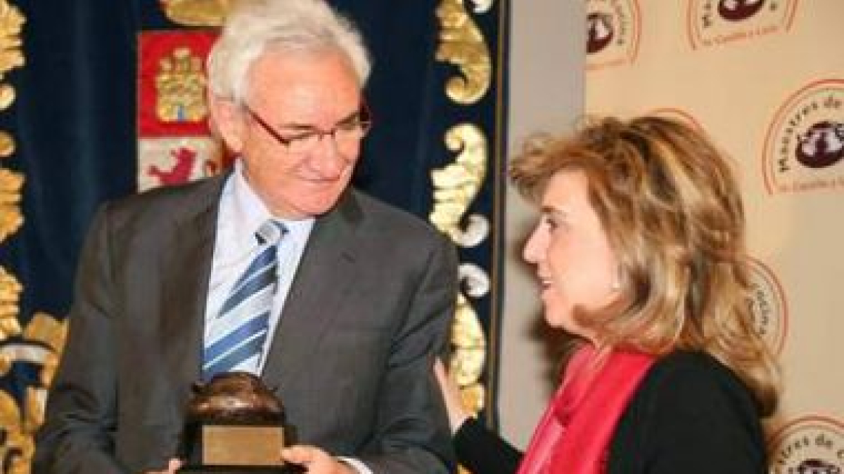 Luis del Olmo recoge el Maestre de María José Salgueiro.
