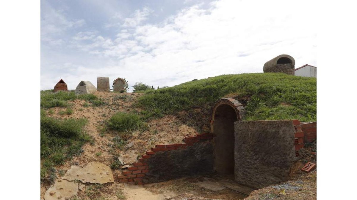 El municipio de Fuentes de Carbajal cuenta con un importante patrimonio natural, donde las aves son las reinas, pero los arroyos, lagunas y manantiales son parte clave en la configuración de la vida. Aunque en la época de estío muchas se secan, son un oas