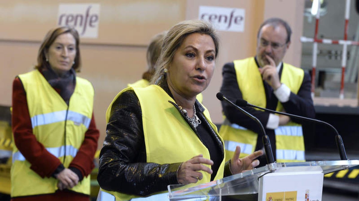 Rosa Valdeón interviene tras la firma del convenio con la ministra Pastor de fondo. NACHO GALLEGO
