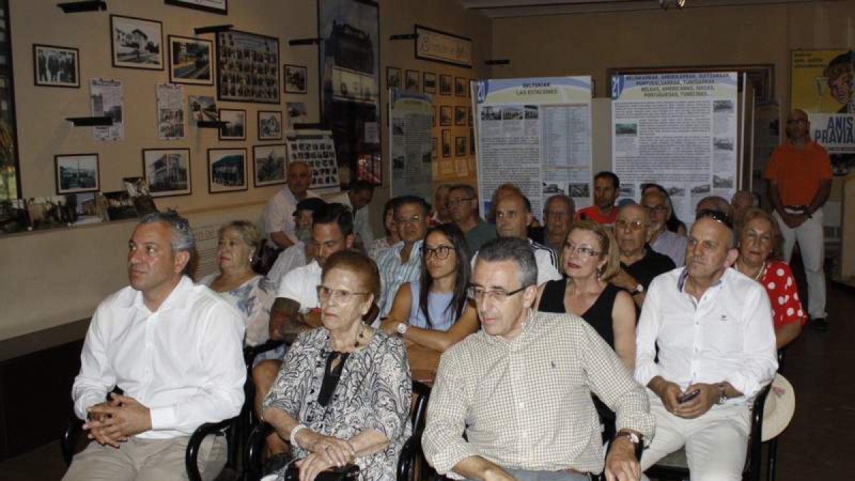 Nicanor Sen, Felicidad Diez (la homenajeada) y Amador Robles en primera línea del público. CAMPOS