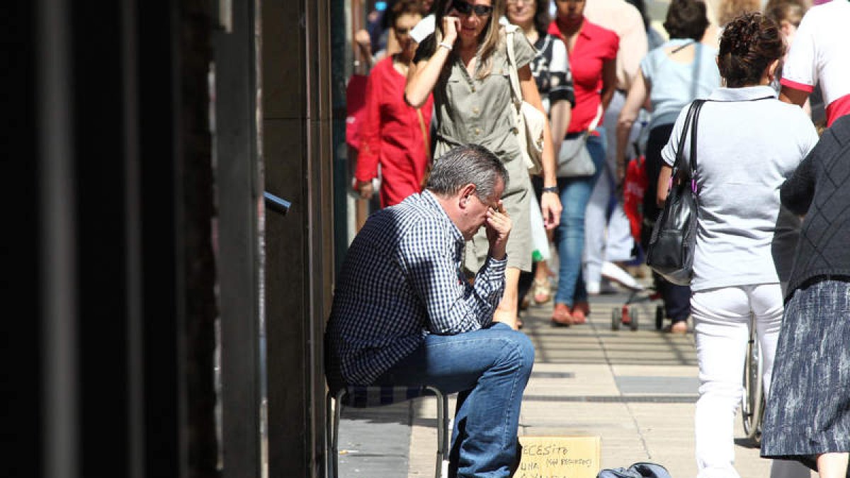 Decenas de personas se sientan en las calles leonesas a la espera de que alguien se fije en ellos.