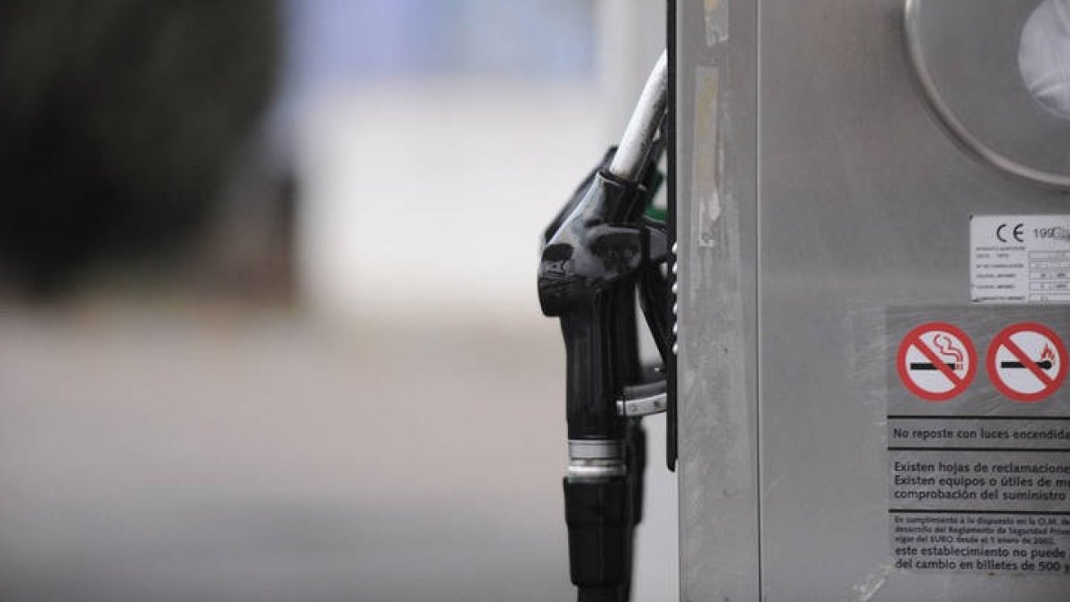 El precio de la gasolina ha sido estudiado en 10.000 estaciones de servicio por la OCU. DL