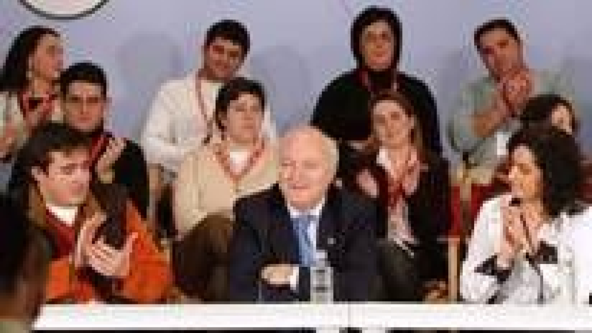 Miguel Ángel Moratinos, ayer, rodeado de jóvenes socialistas