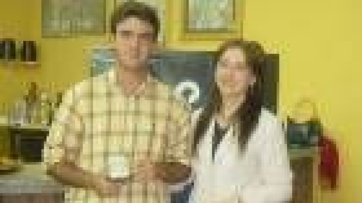 Jorge García Hernández muestra su trofeo de mejor jugador Scracth