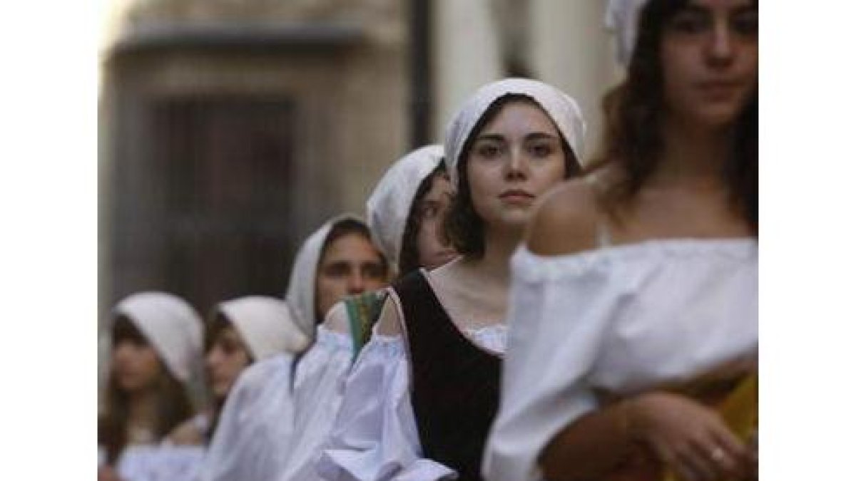 El gentío ha tomado el centro de León; las fiestas de San Froilán tienen a la ciudad en la calle.