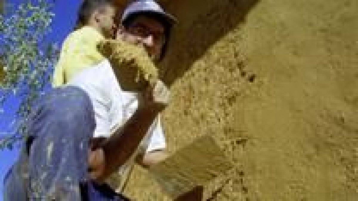 El albañil de Calzadilla de los Hermanillos, Laureano Rueda, rehabilitando una pared de barro