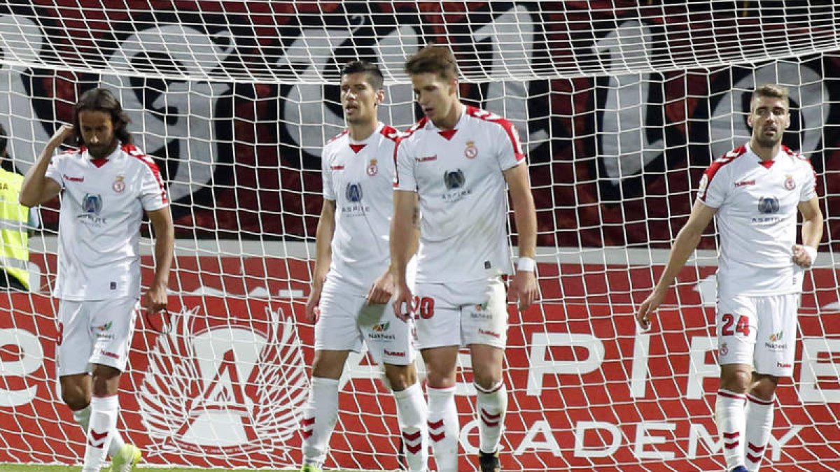 Mario Ortiz, Yeray González, Josep Señé e Iván González muestran su rostro agrio tras encajar el primer gol ante el Sporting. MARCIANO PÉREZ