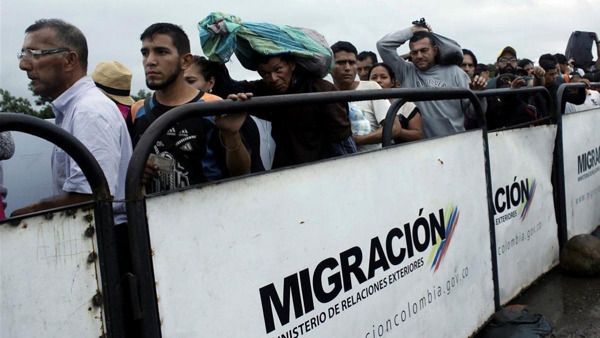 Una multitud de venezolanos intentan cruzar la frontera desde Venezuela hacia Colombia, en Cúcuta, el 13 de febrero