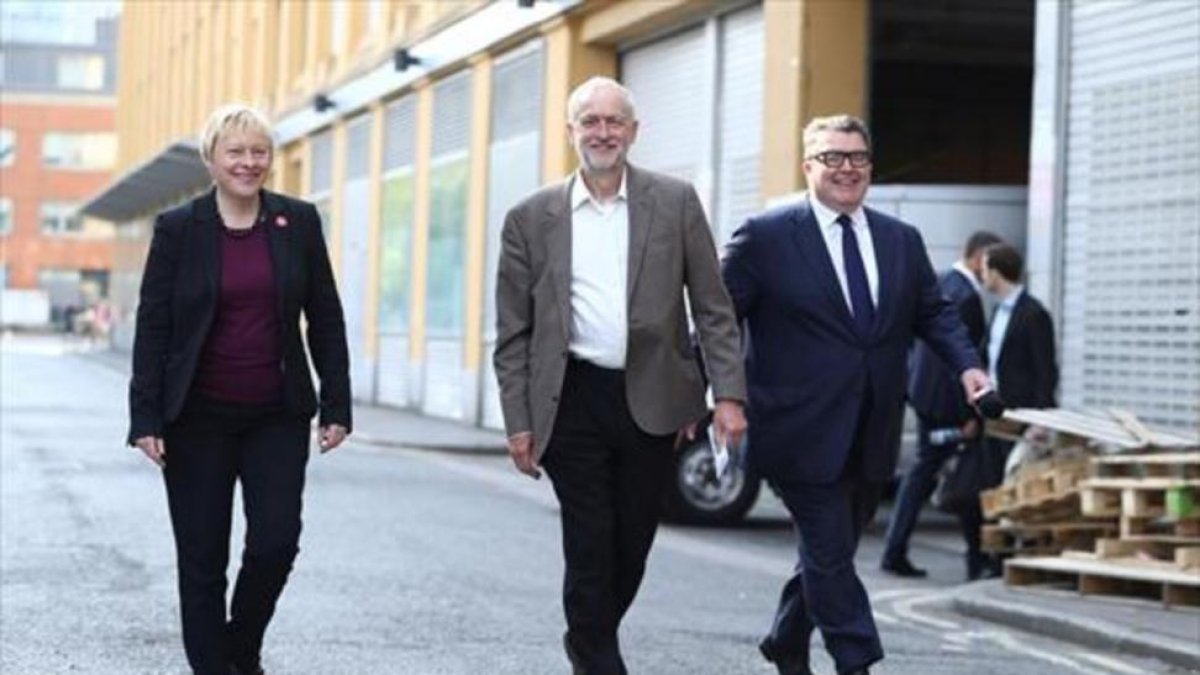 Corbyn (centro) con Angela Eagle, rival para dirigir el laborismo.