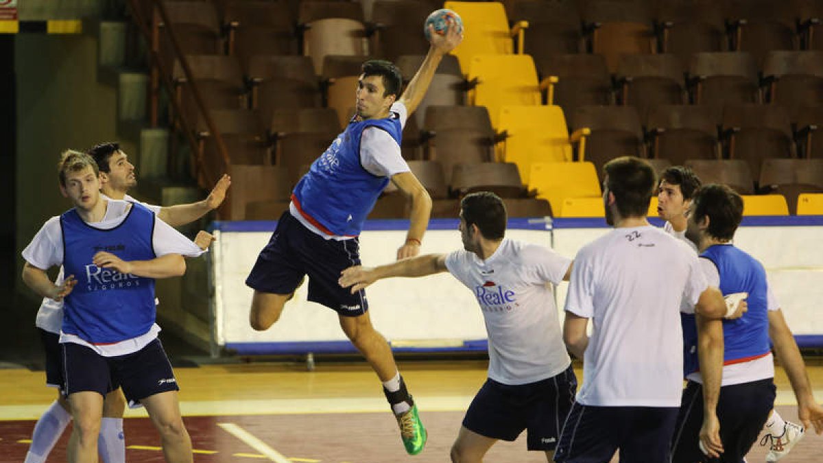 Al Ademar le aguardan unas semanas intensas con presencia en tres competiciones.