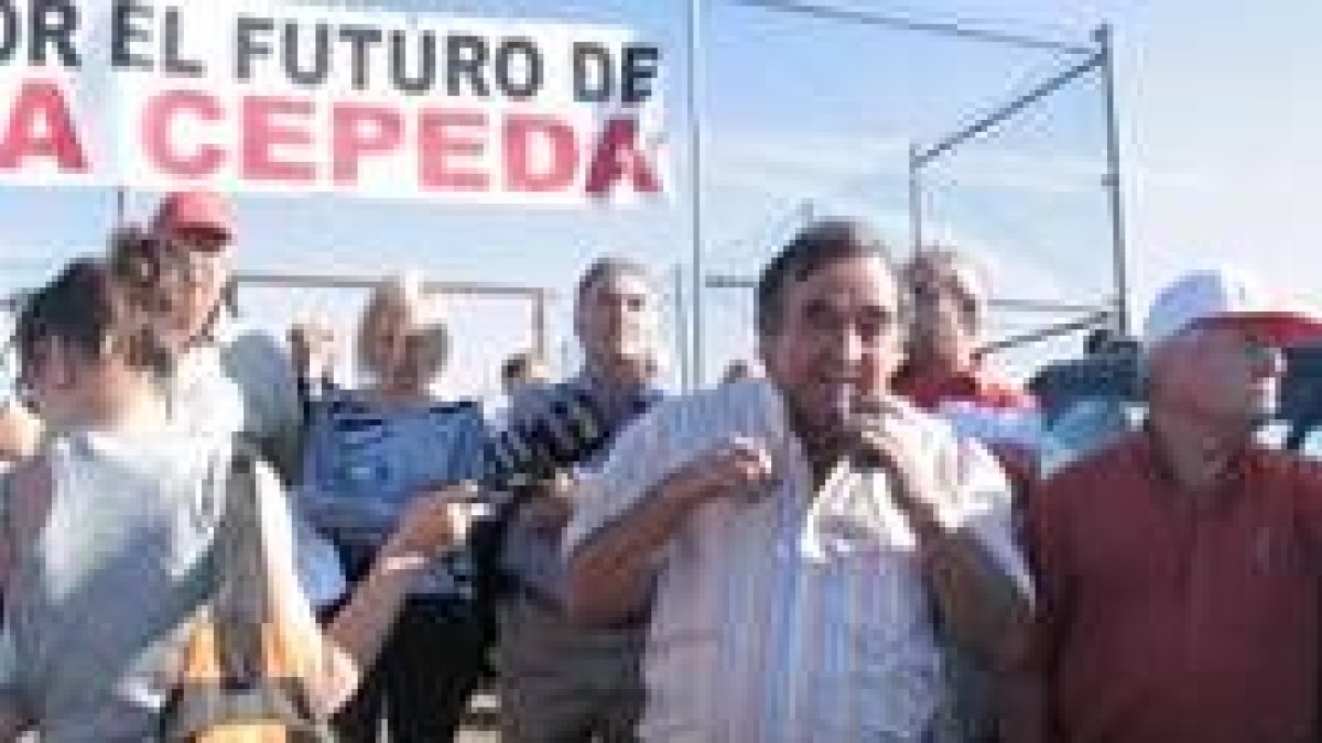 Los alcaldes se dirigieron al publico al final de la concentración