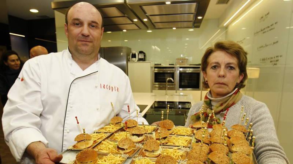 Jonás (La Copla) y Raquel Familiar, con su plato.