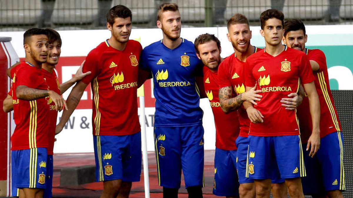 Los internacionales españoles, en el entrenamiento de ayer en el Estadio Balduino. BARRENECHEA