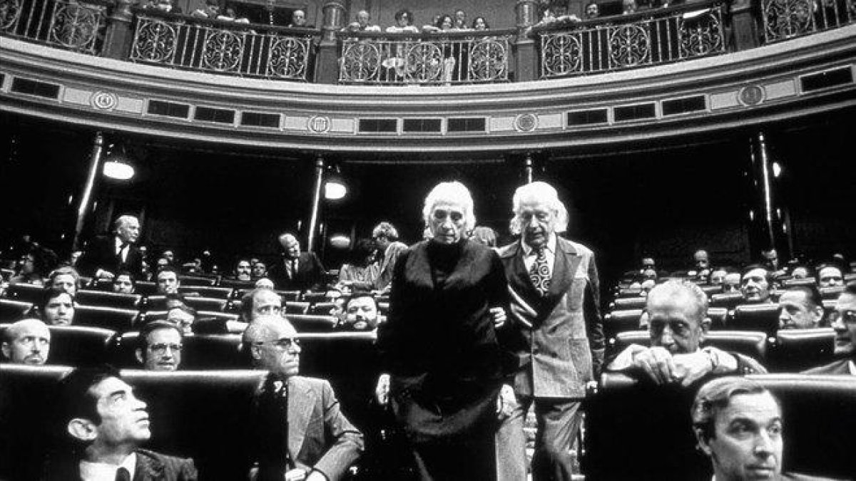 Icónica imagen de la Pasionaria y Rafael Alberti, en el Congreso, en 1977.