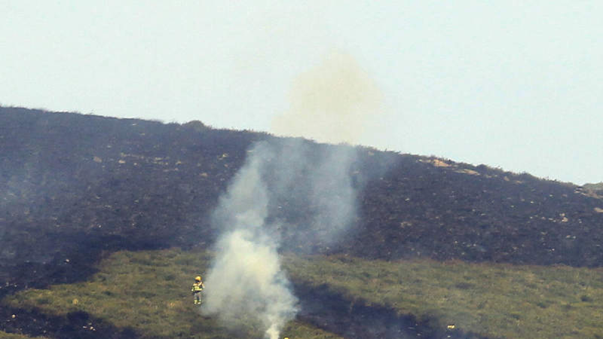Brigadistas en el fuego de Ancares, el pasado jueves.