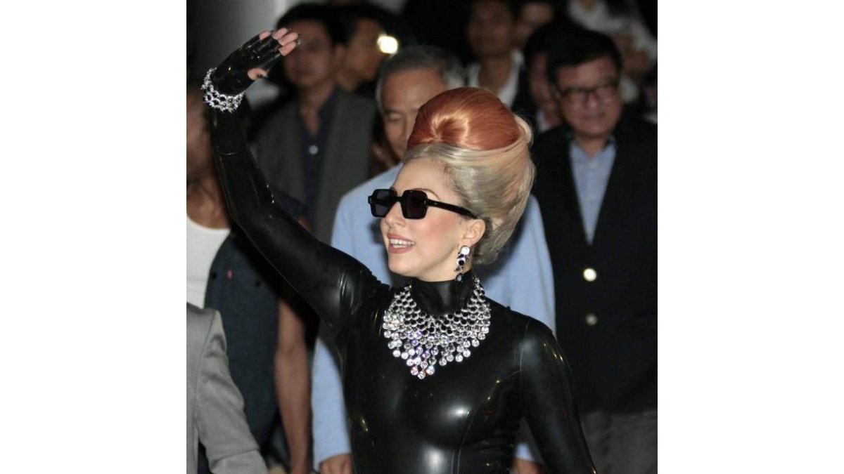 La cantante estadounidense saluda a sus seguidores a su llegada a Bangkok.