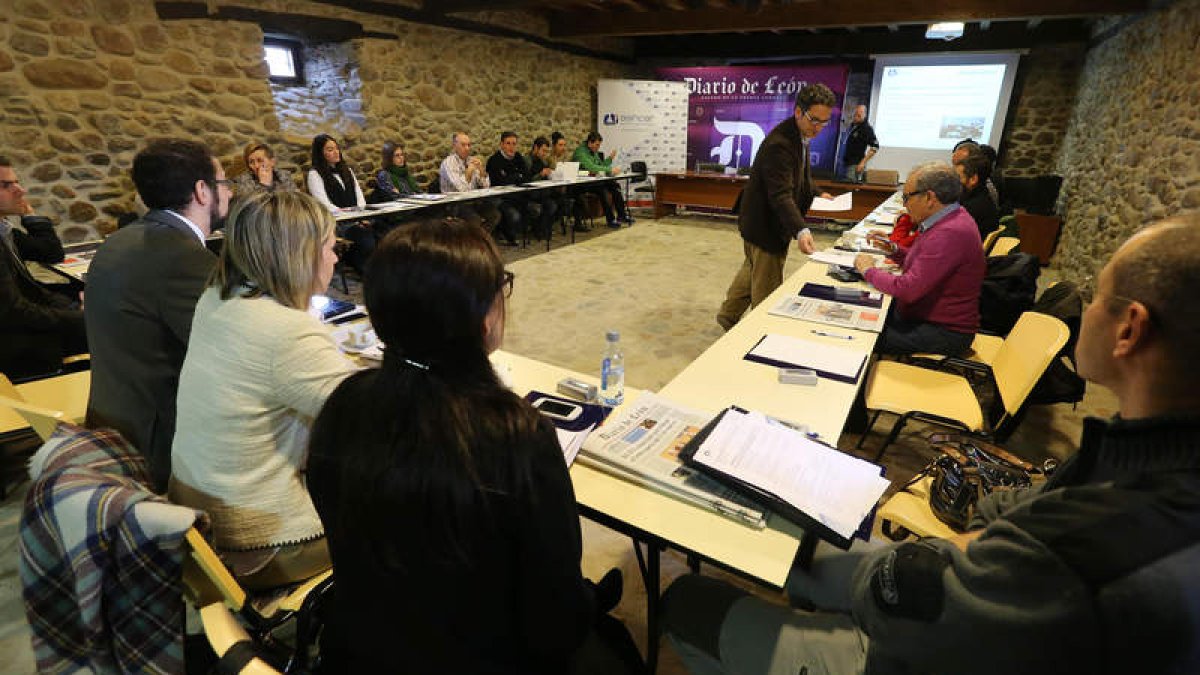 El primer encuentro de empresas agroalimentarias reunió en Carracedelo a una veintena de participantes.