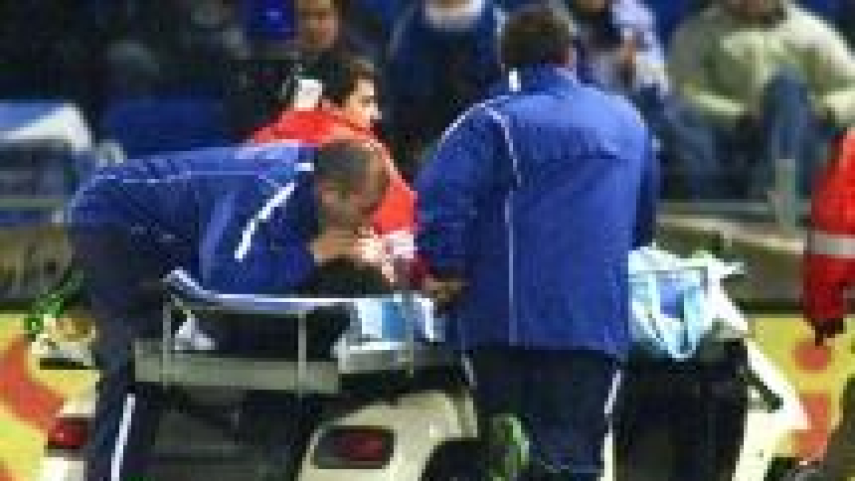 Momento en el que las asistencias médicas intentan reanimar a Aguilera camino de los vestuarios