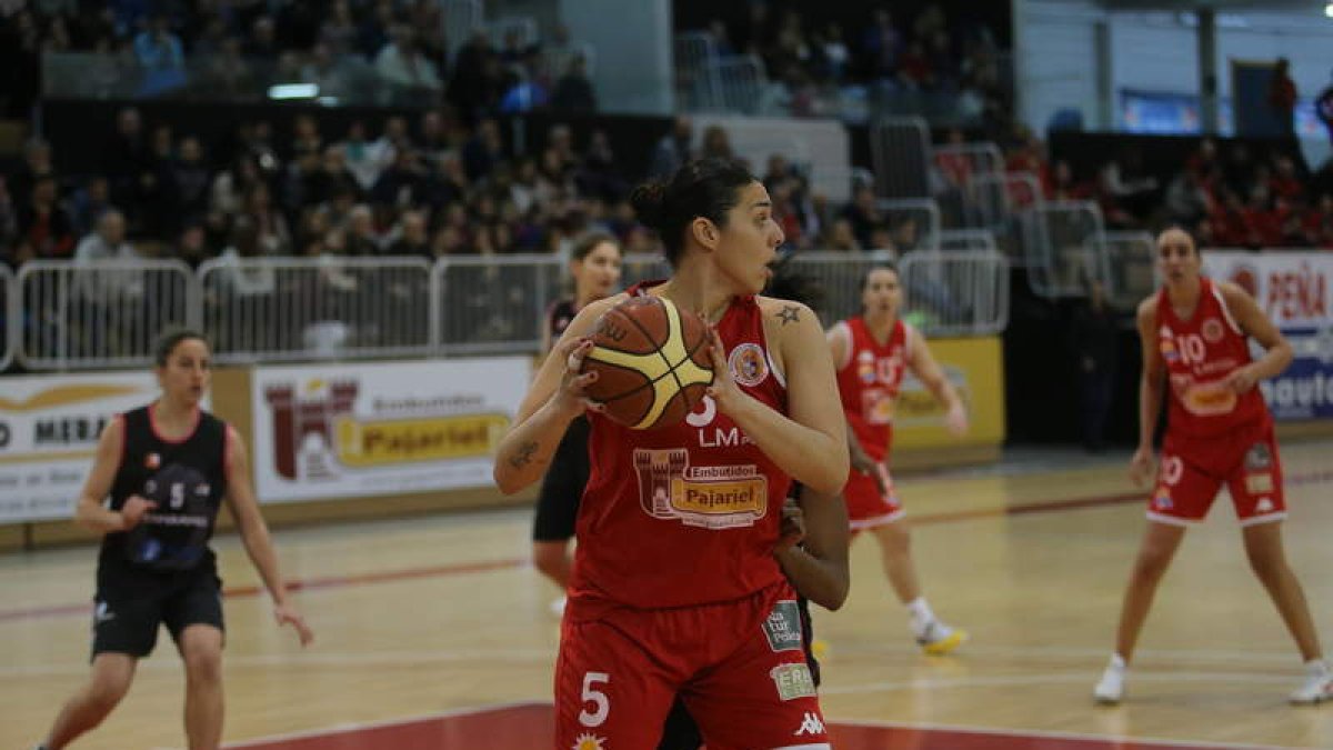 El equipo madrileño se impuso 61-67 en el partido de la primera vuelta en el Bembibre Arena. ANA F. BARREDO