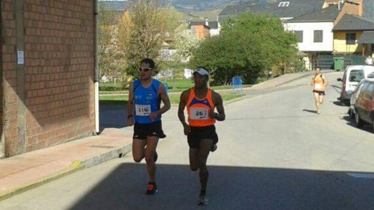 Álex Martínez junto a Baptista en el tramo final de la carrera.