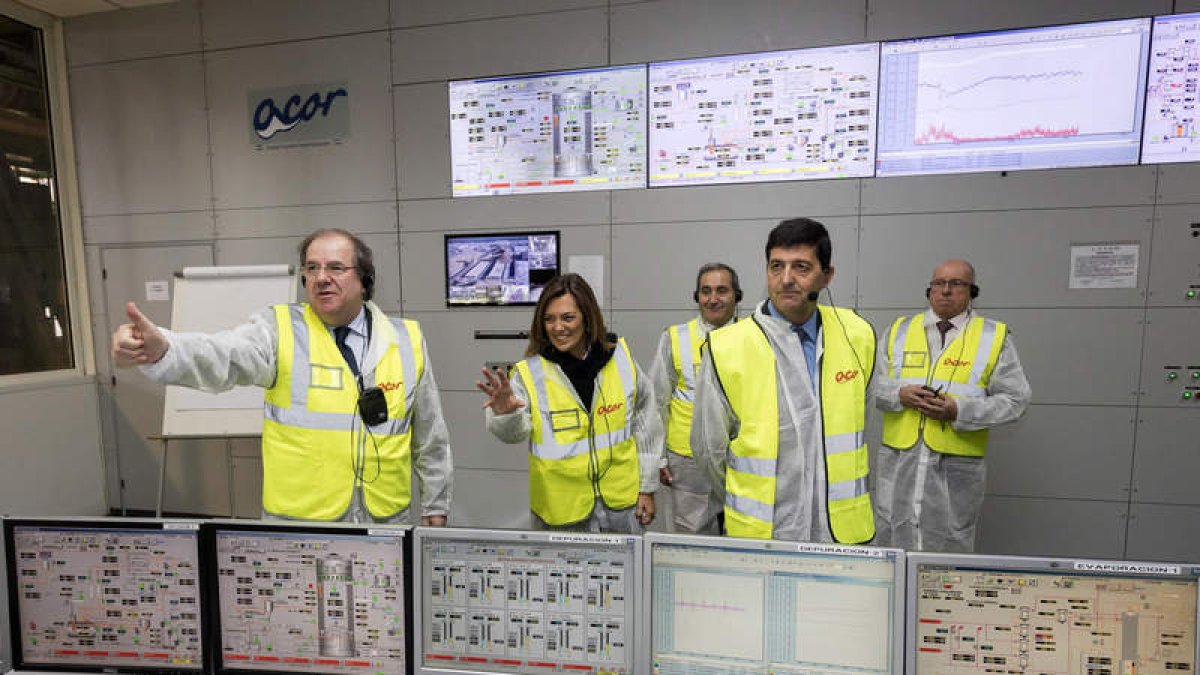 Herrera y Milagros Marcos visitan la fábrica de Acor en Olmedo, Valladolid. R. GARCÍA