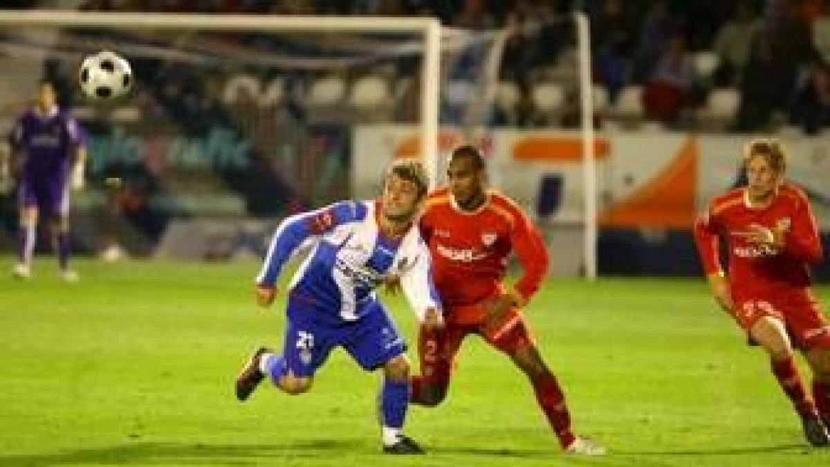 Jonatan Valle podría jugar de nuevo en la izquierda de la mediapunta, como hizo ante el Sevilla FC