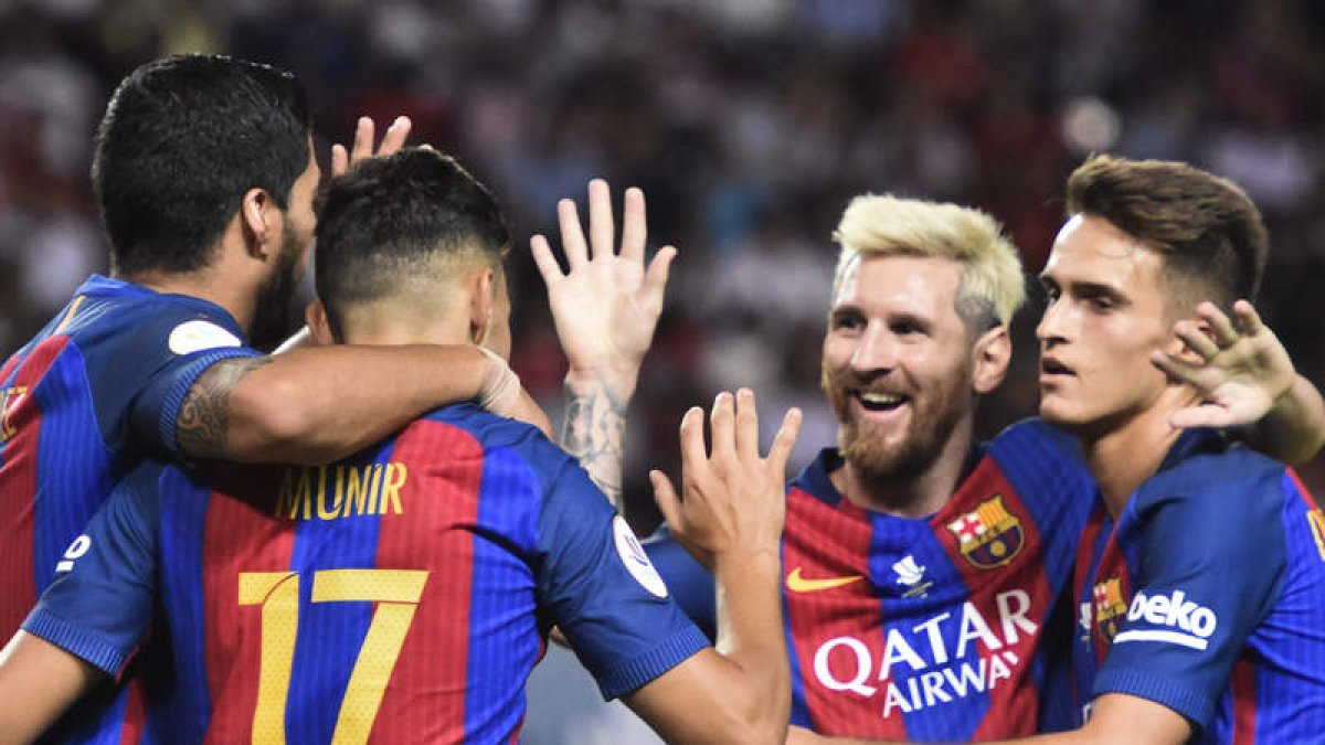 Munir El Haddadi celebra su gol, segundo del equipo frente al Sevilla FC, con sus compañeros del FC Barcelona. RAÚL CARO