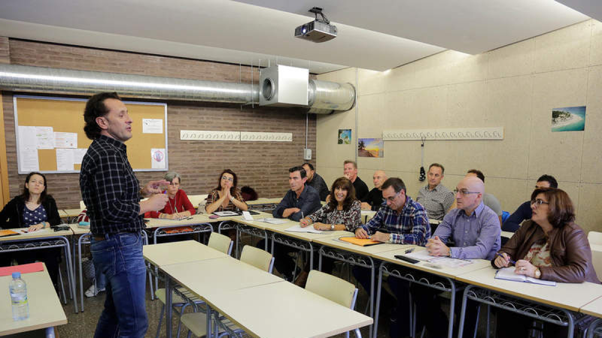 Primer día de curso de idiomas de la Policía Local en la Escuela Oficial de Idiomas. SECUNDINO PÉREZ