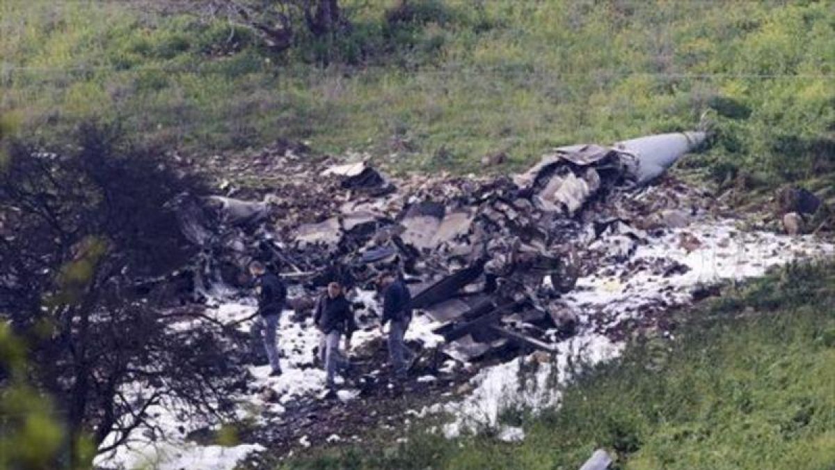 Restos de fuselaje del caza F-16 del Ejército israelí abatido por baterías antiaéreas de Asad, ayer, en el valle de Jezreel, al norte de Israel.