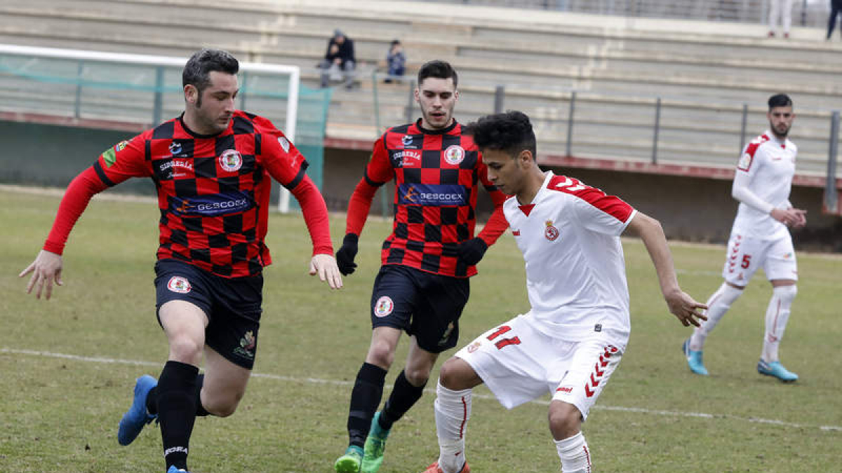 El equipo leonés se acerca al ascenso tras su sufrido triunfo sobre el conjunto universitario. MARCIANO