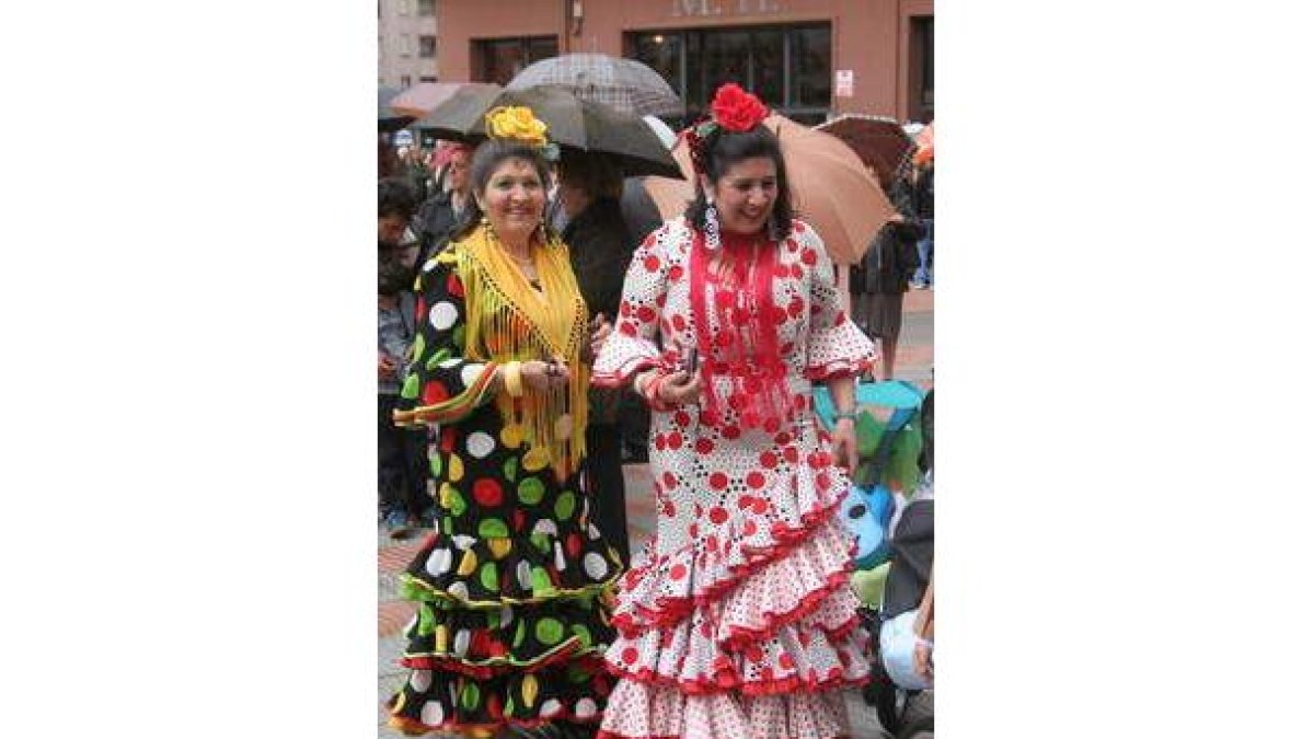 Dos mujeres vestidas de faralaes, en la primera feria.