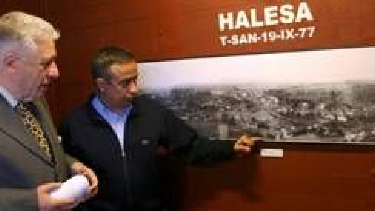 Manuel Rodríguez y Jesús Courel contemplan la panorámica de Ponferrada en 1919