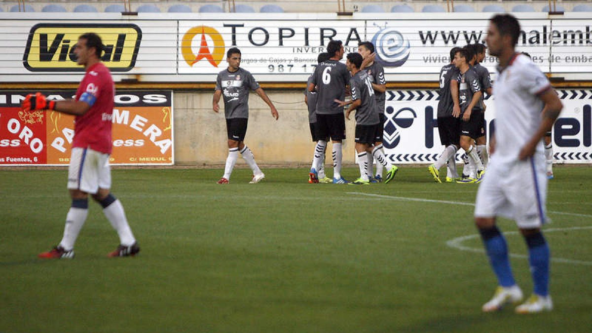 Los jugadores de la Cultural celebran su único gol en pretemporada