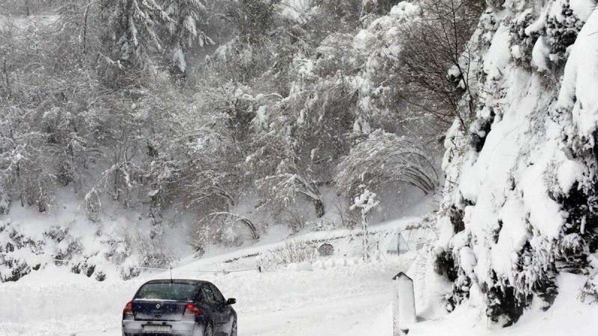 Un coche baja Pajares poco antes de que fuera cerrado al tráfico.