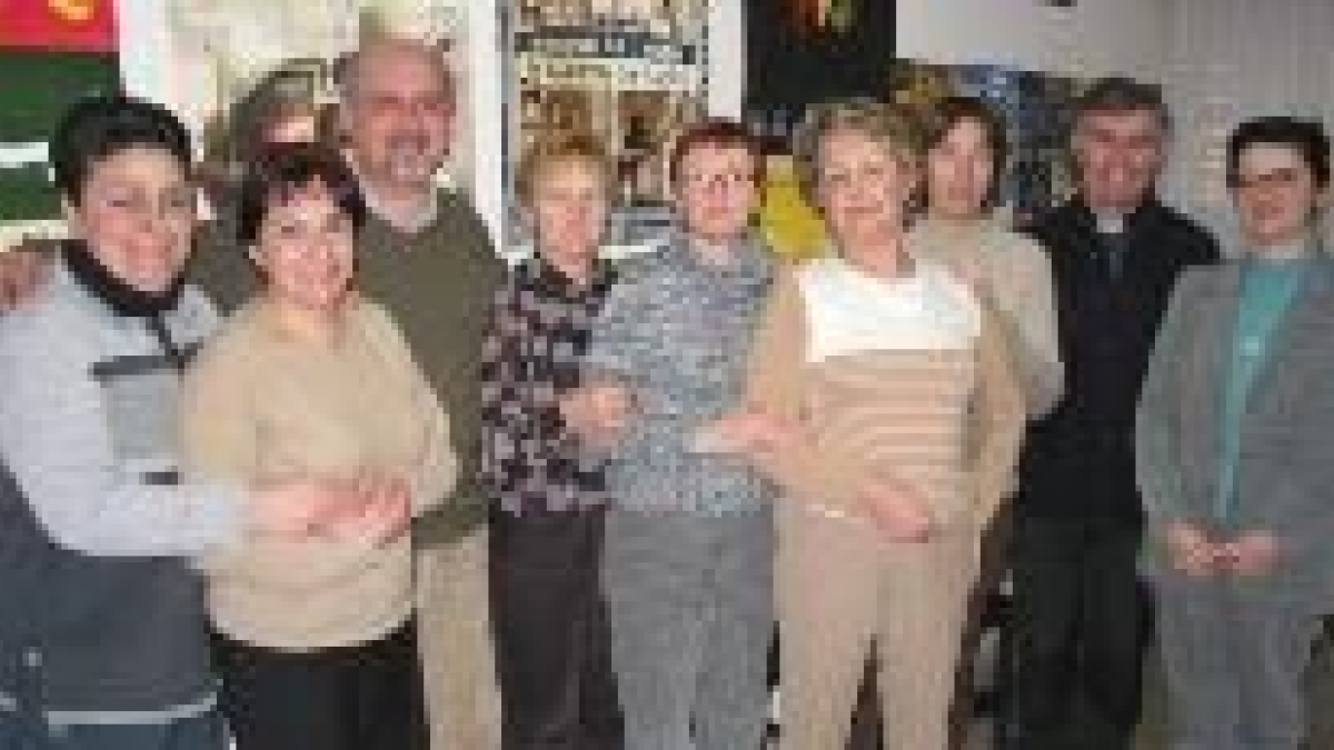 El misionero, a la izquierda de la imagen, posa con representantes de Manos Unidas