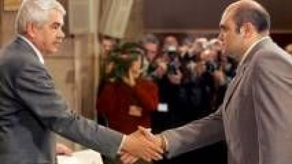 Maragall estrecha la mano de Vendrell tras la toma de posesión