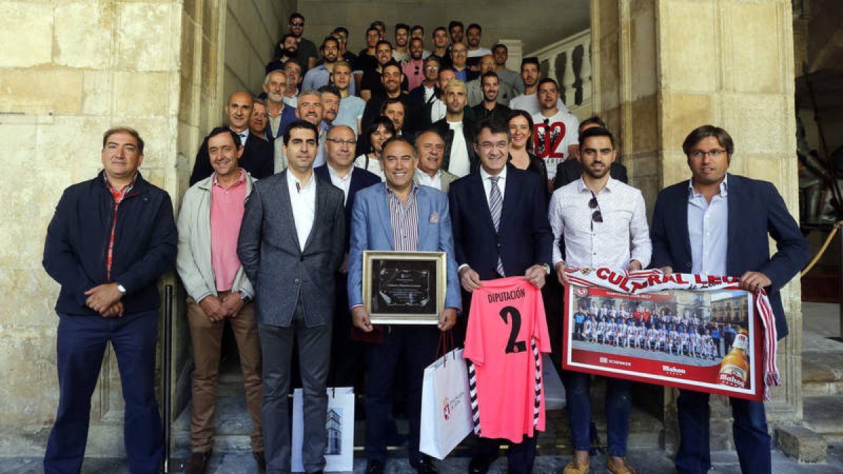 La Diputación Provincial, en la persona de su presidente, Juan Martínez Majo, recibió a la Cultural para felicitarla por su gran temporada. MARCIANO PÉREZ