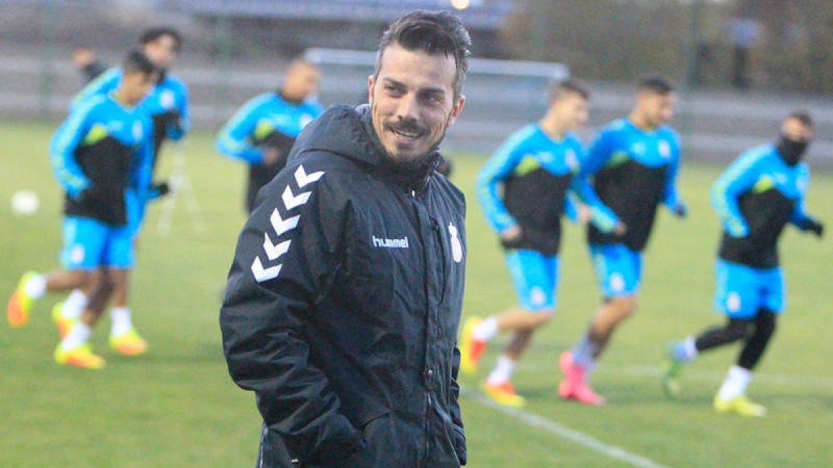 Rubén de la Barrera preparó con mimo el partido de esta tarde ante el Pontevedra. SECUNDINO PEREZ
