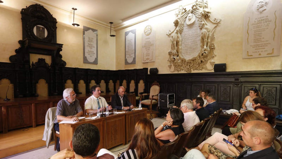 El Ayuntamiento rinde homenaje al filósofo Ángel González Álvarez. JESÚS F. SALVADORES