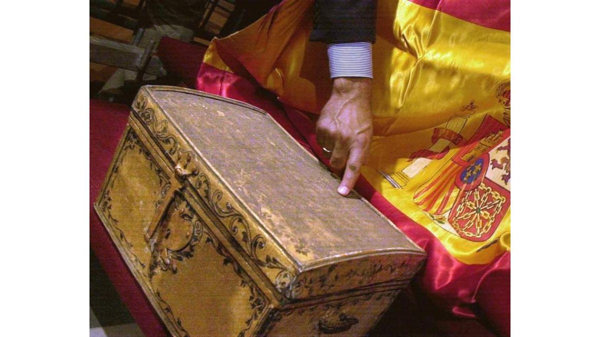 Fotografía de archivo del año 2003 de la caja que contiene los restos de Colón. EMILIO MORENATI