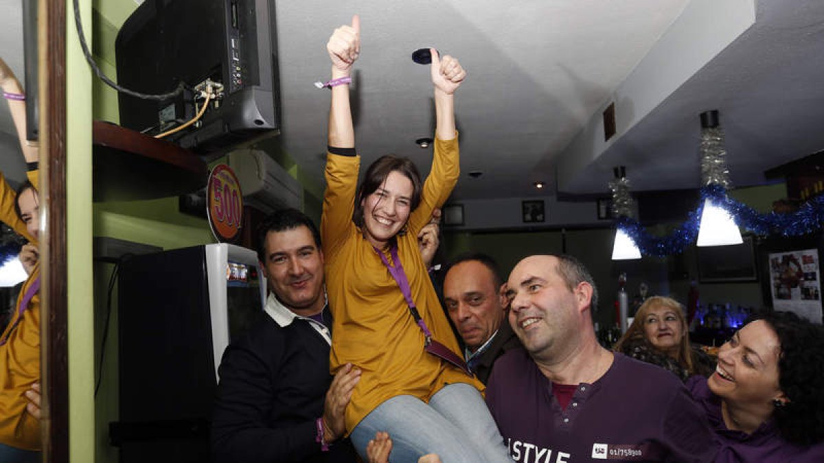 Ana Marcello, jaleada a hombros de compañeros de partido en la fiesta electoral.