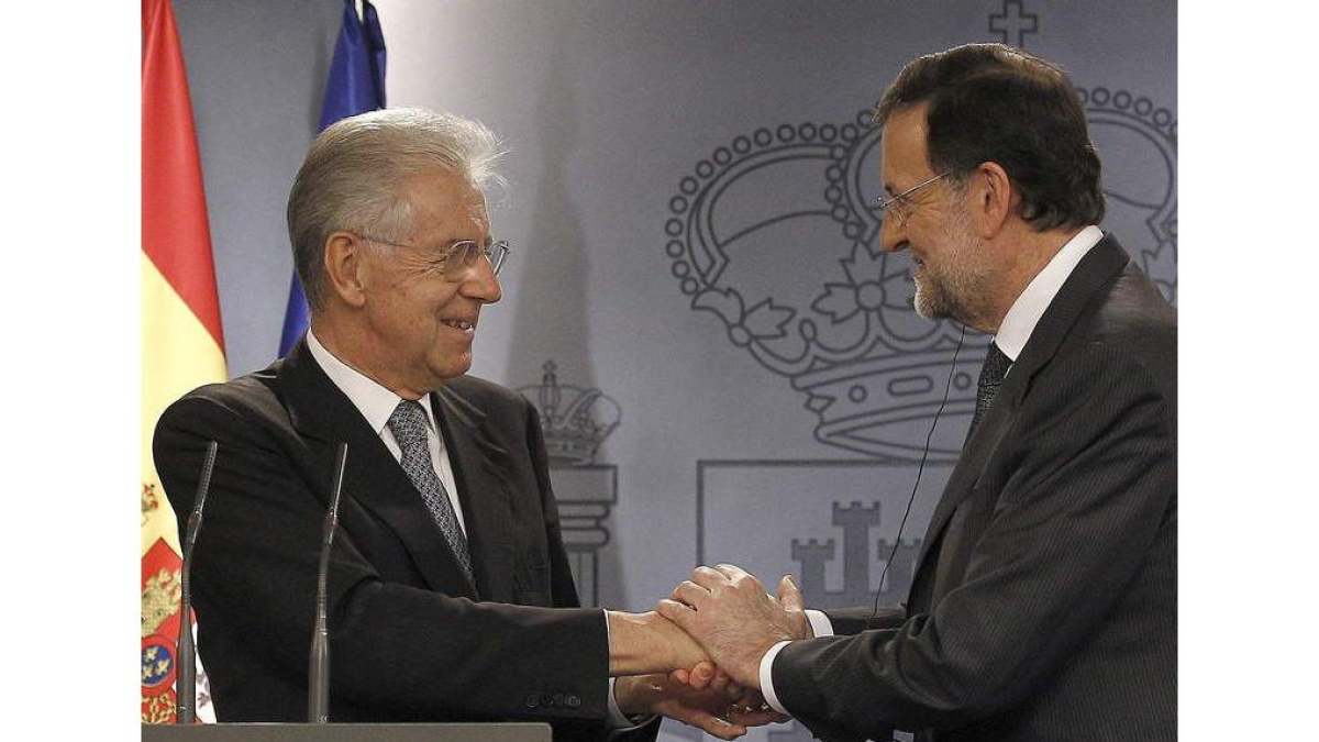 El primer ministro italiano, Mario Monti, y Mariano Rajoy, antes de la rueda de prensa.