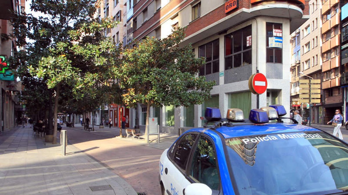 La Policía Nacional recabó ayer pruebas en las diferentes oficinas a las que entraron a robar.