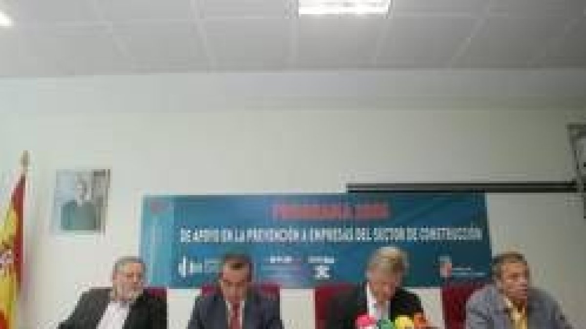 Benito del Val, Tomás Rivilla, Raimundo Torío y Regino Sánchez, durante la presentación ayer en León