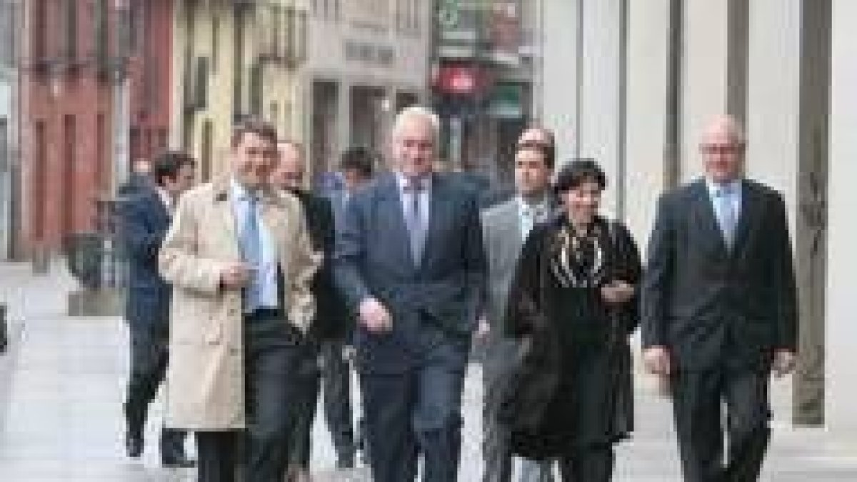 Riesco, Concepción, Pérez y Prada, en la plaza del Ayuntamiento